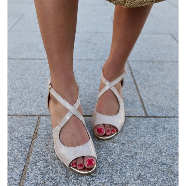 Sandalias de tacón con plantilla Dahna de piel. beige 2