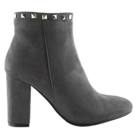 Botas de tacón grises y grises con tachuelas 1