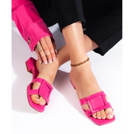 Chanclas de mujer elegantes rosas clásicas. 1