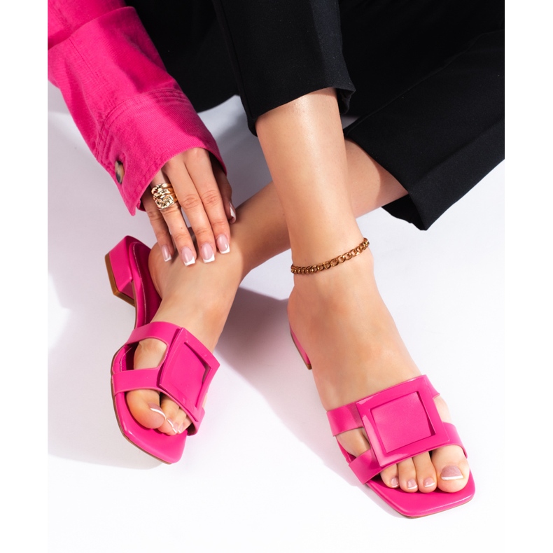 Chanclas de mujer elegantes rosas clásicas. 1