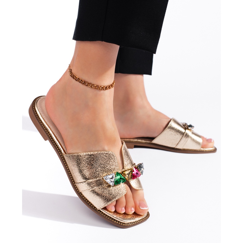 Chanclas de mujer doradas con piedras. dorado 1