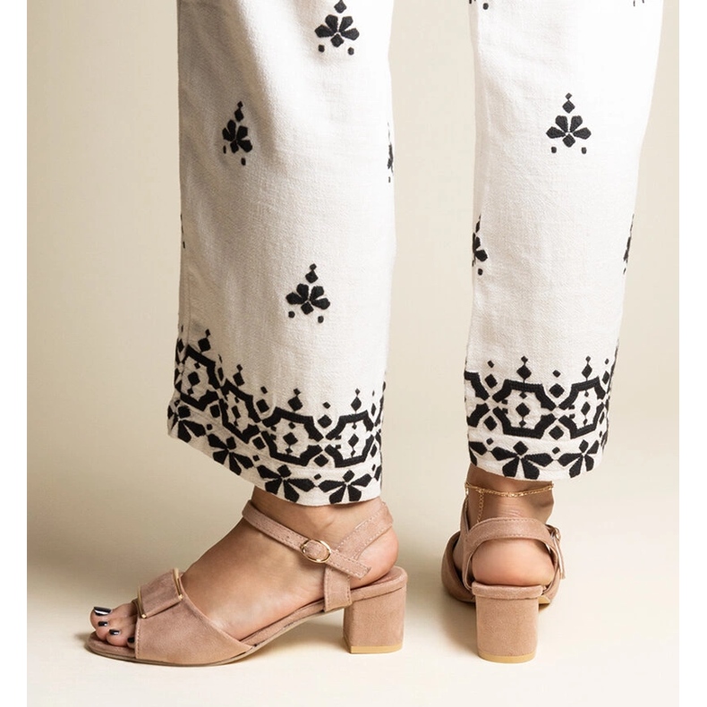 Sandalias de tacón bajo en beige oscuro de Frederica 2