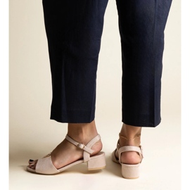 Sandalias beige de tacón bajo con hebilla Horner 1 Sandalias beige de tacón bajo con hebilla Horner 1