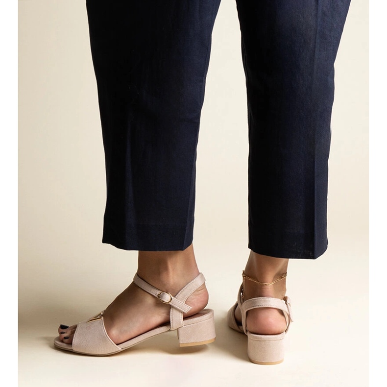 Sandalias beige de tacón bajo con hebilla Horner 1 Sandalias beige de tacón bajo con hebilla Horner 1