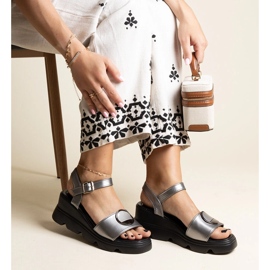 Sandalias Maddison de piel ecológica con cuña plata 1