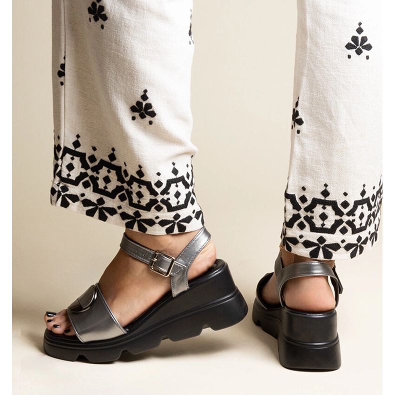 Sandalias Maddison de piel ecológica con cuña plata 2 Sandalias Maddison de piel ecológica con cuña plata 2