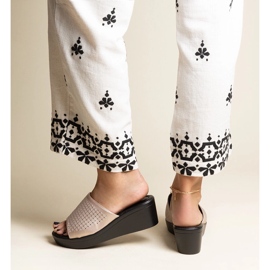 Pantuflas con cuña calada dorada en ecopiel Garvin dorado 2