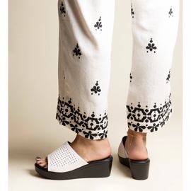 Pantuflas cuña caladas blancas en ecopiel Garvin blanco 2