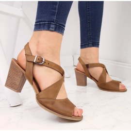 Sandalias de mujer de piel sobre poste marrón de Dolce Pietro 2