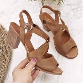 Sandalias de mujer de piel sobre poste marrón de Dolce Pietro 3