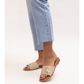 Chanclas con hebilla beige de Almeita 1 Chanclas con hebilla beige de Almeita 1