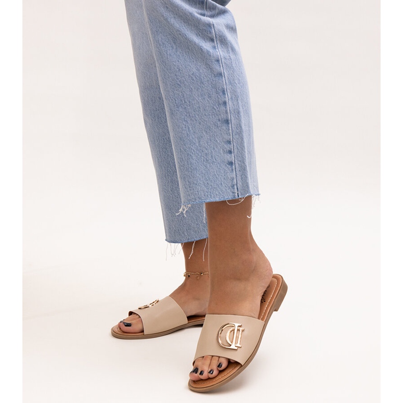 Chanclas con hebilla beige de Almeita 1 Chanclas con hebilla beige de Almeita 1