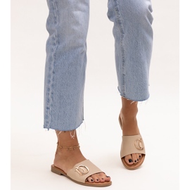 Chanclas con hebilla beige de Almeita 2 Chanclas con hebilla beige de Almeita 2