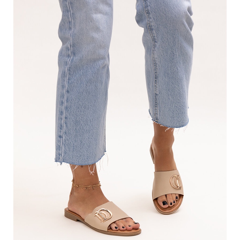 Chanclas con hebilla beige de Almeita 2 Chanclas con hebilla beige de Almeita 2