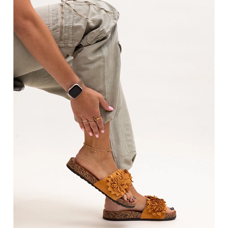 Chanclas con flores sobre suela de corcho de Almida marrón 1