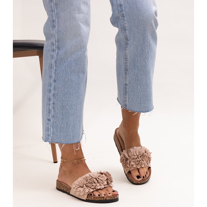 Chanclas con flores sobre suela de corcho de Almida beige 1