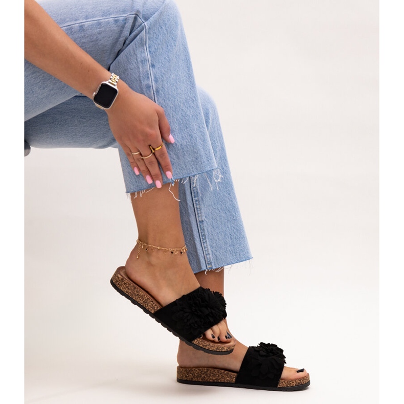 Chanclas con flores sobre suela de corcho de Almida negro 1