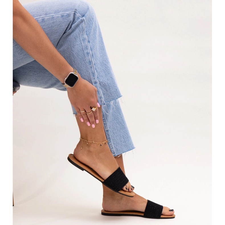 Chanclas Marika bordadas en negro 1