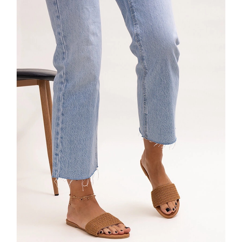 Pantuflas Marika marrón bordadas 2 Pantuflas Marika marrón bordadas 2