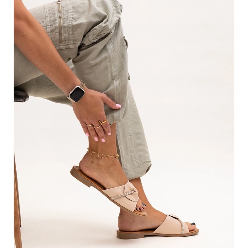 Gorros decorados con una tira con circonitas Amari beige 1