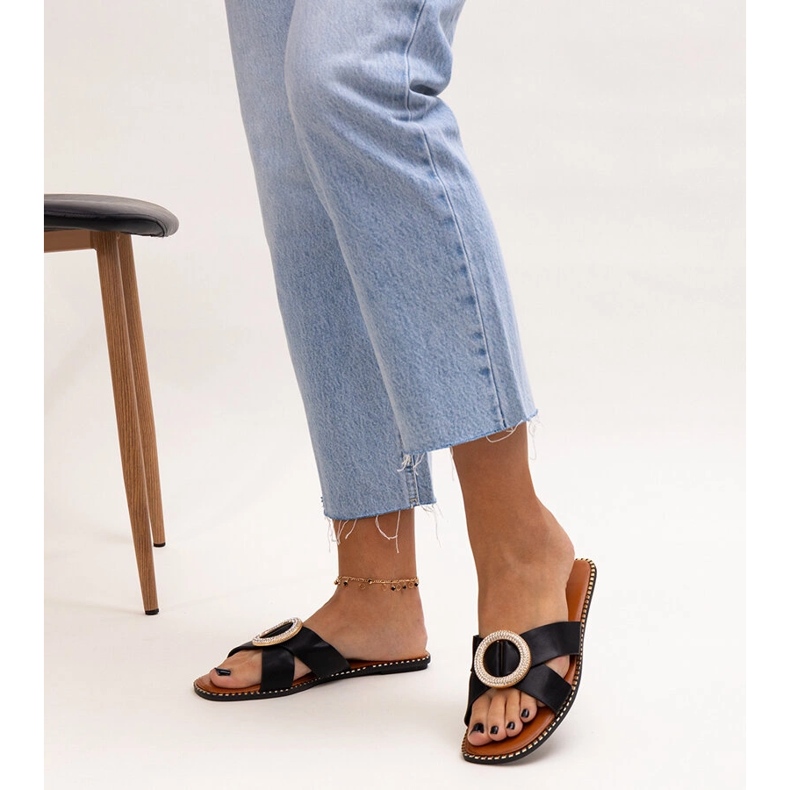 Gorros decorados con un cierre de circonita Salimba. negro 1