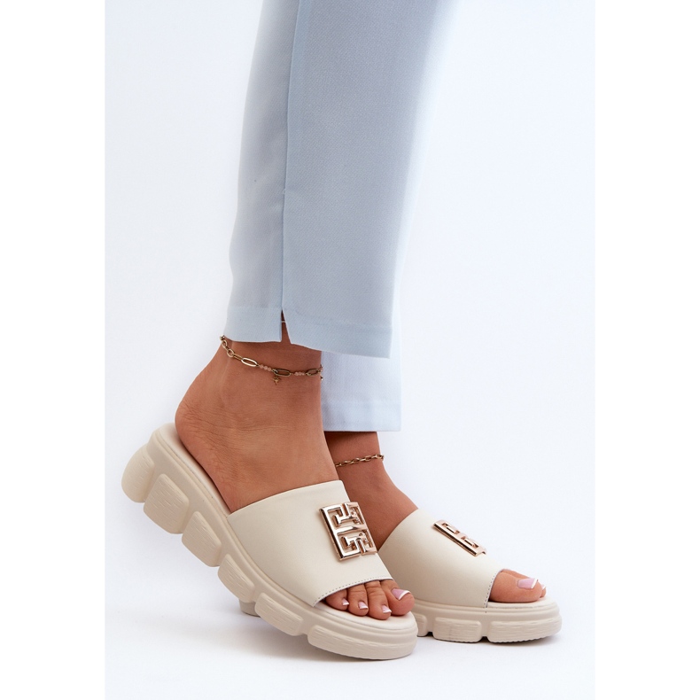 Chanclas Mujer De Piel Con Adorno Dorado Sobre Cuña Vinceza 41444 Beige 2