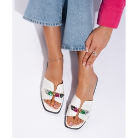 Chanclas de mujer blancas con piedras. blanco 2