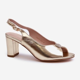 Elegantes sandalias de tacón con decoración Trasea dorada. dorado 1