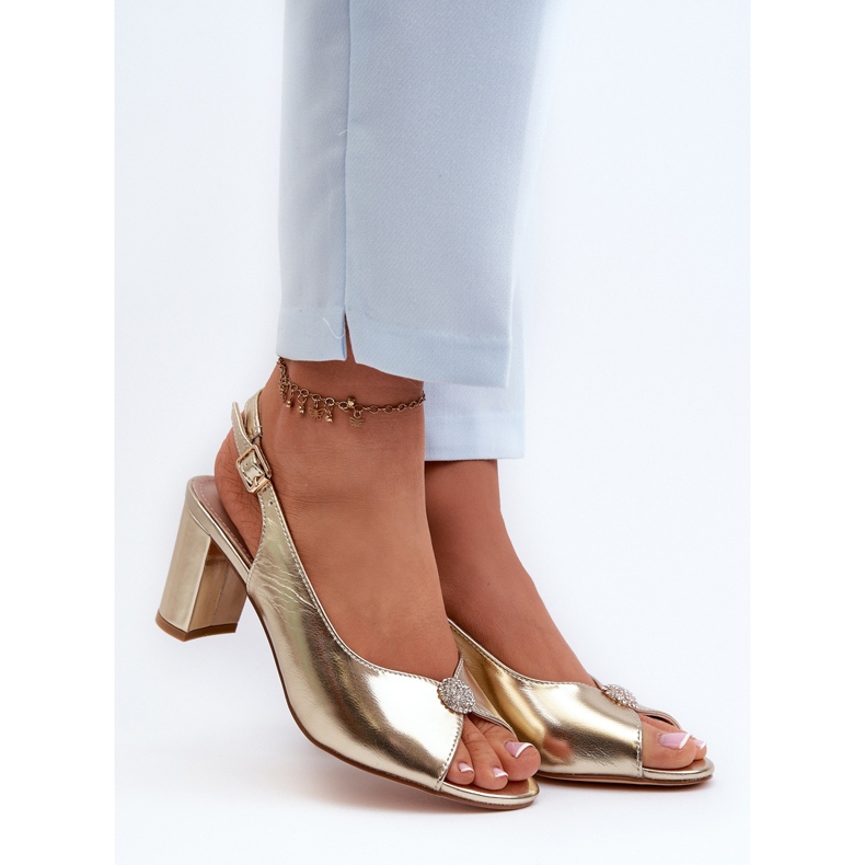 Elegantes sandalias de tacón con decoración Trasea dorada. dorado 2