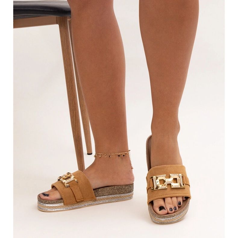 Chanclas marrones con hebilla brillante de Niamh marrón 1