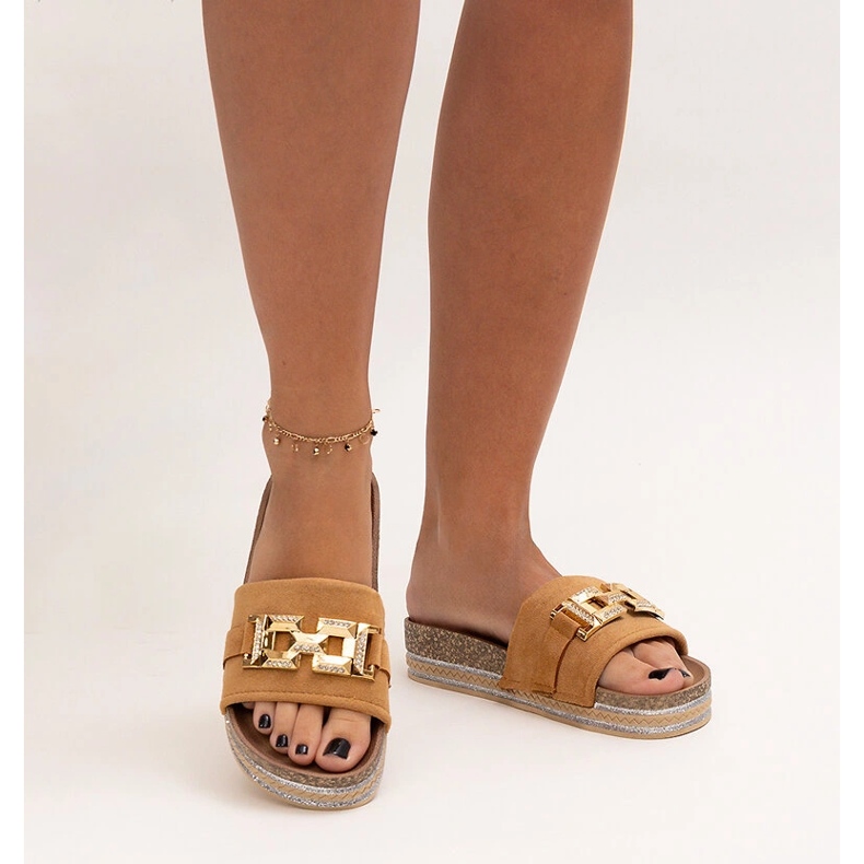 Chanclas marrones con hebilla brillante de Niamh marrón 2 Chanclas marrones con hebilla brillante de Niamh marrón 2