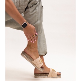 Chanclas beige con hebilla brillante by Niamh 1