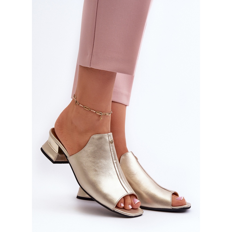 Elegantes Chanclas de Mujer Fabricadas en Piel Natural con Tacón Bajo Maciejka 06360-25 Dorado 2