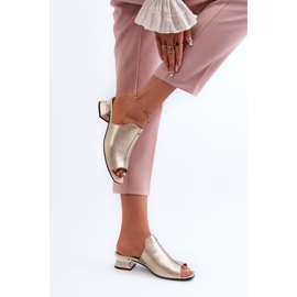 Elegantes Chanclas de Mujer Fabricadas en Piel Natural con Tacón Bajo Maciejka 06360-25 Dorado 6