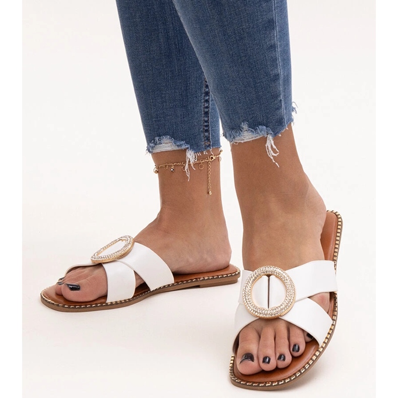 Gorros decorados con un cierre de circonita Salimba. blanco 1 Gorros decorados con un cierre de circonita Salimba. blanco 1