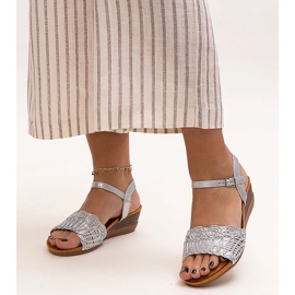 Sandalias Maimoona con cuña baja bordada plata 1