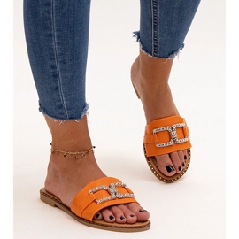 Chanclas naranjas con hebilla decorativa de Rochaela 1
