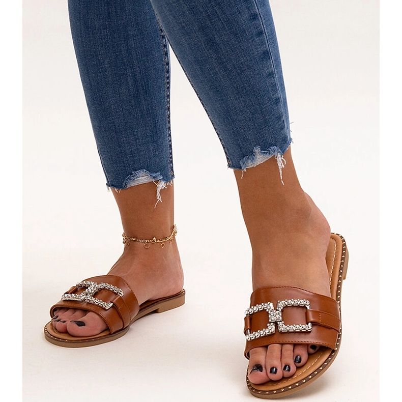 Chanclas marrones con hebilla decorativa de Rochaela marrón 1