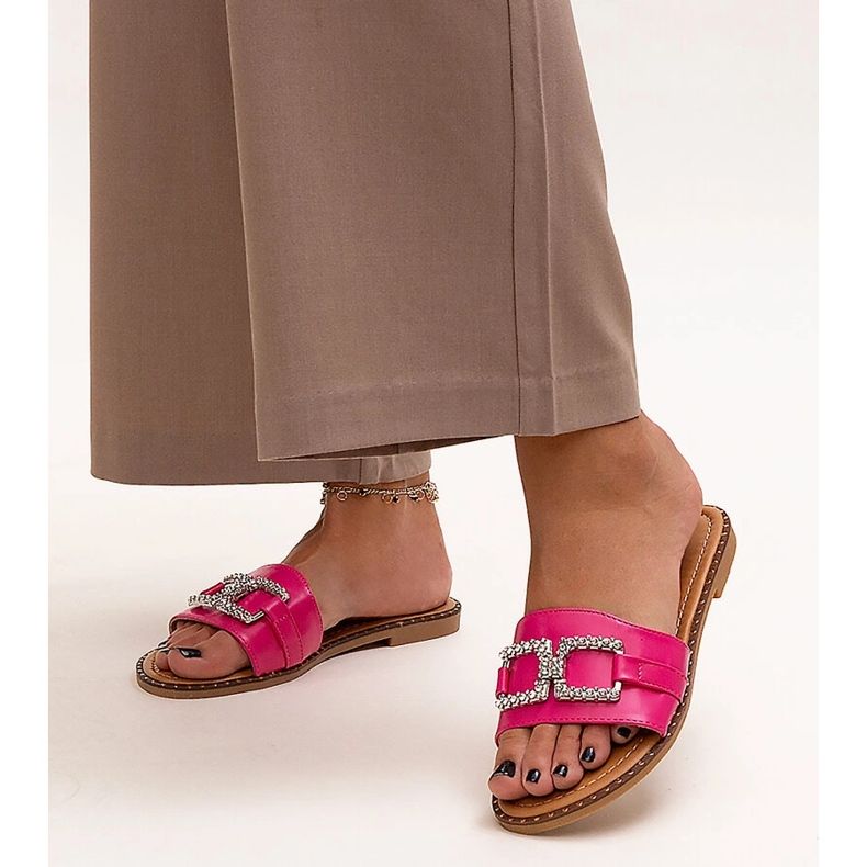 Chanclas rosa oscuro con hebilla decorativa de Rochaela 1