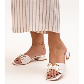 Chanclas de tacón bajo con hebilla decorativa Luara blanco 1