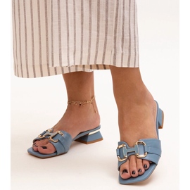 Chanclas de tacón bajo con hebilla decorativa Luara azul 1