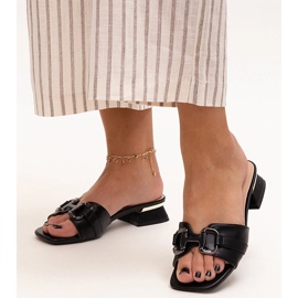 Chanclas de tacón bajo con hebilla decorativa Luara negro 1