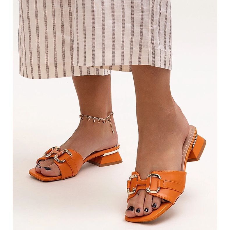 Chanclas de tacón bajo con hebilla decorativa Luara naranja 1