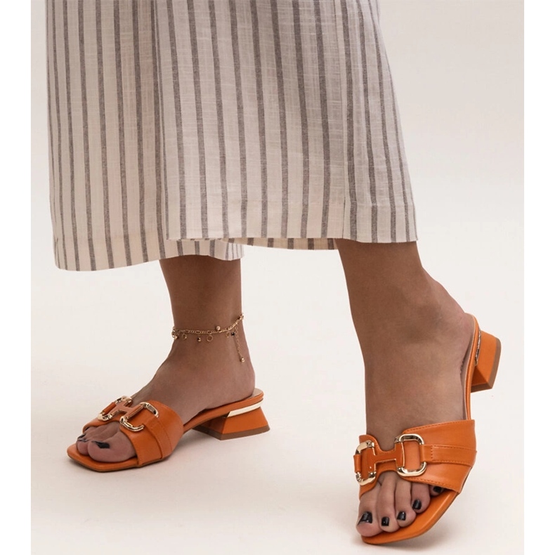 Chanclas de tacón bajo con hebilla decorativa Luara naranja 2