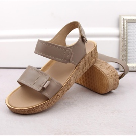 Sandalias capuchino mujer cómodas piel velcro Helios 136.42.020 beige 3