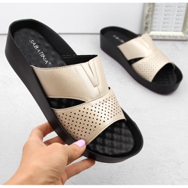Chanclas de mujer beige brillantes con goma elástica Sabatina 2318-4 1