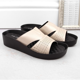 Chanclas de mujer beige brillantes con goma elástica Sabatina 2318-4 2