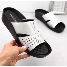 Chanclas de mujer plateadas con goma elástica, plata brillo, Sabatina 2318-4 1