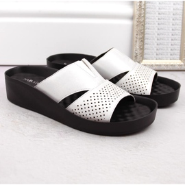 Chanclas de mujer plateadas con goma elástica, plata brillo, Sabatina 2318-4 2