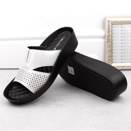 Chanclas de mujer plateadas con goma elástica, plata brillo, Sabatina 2318-4 3